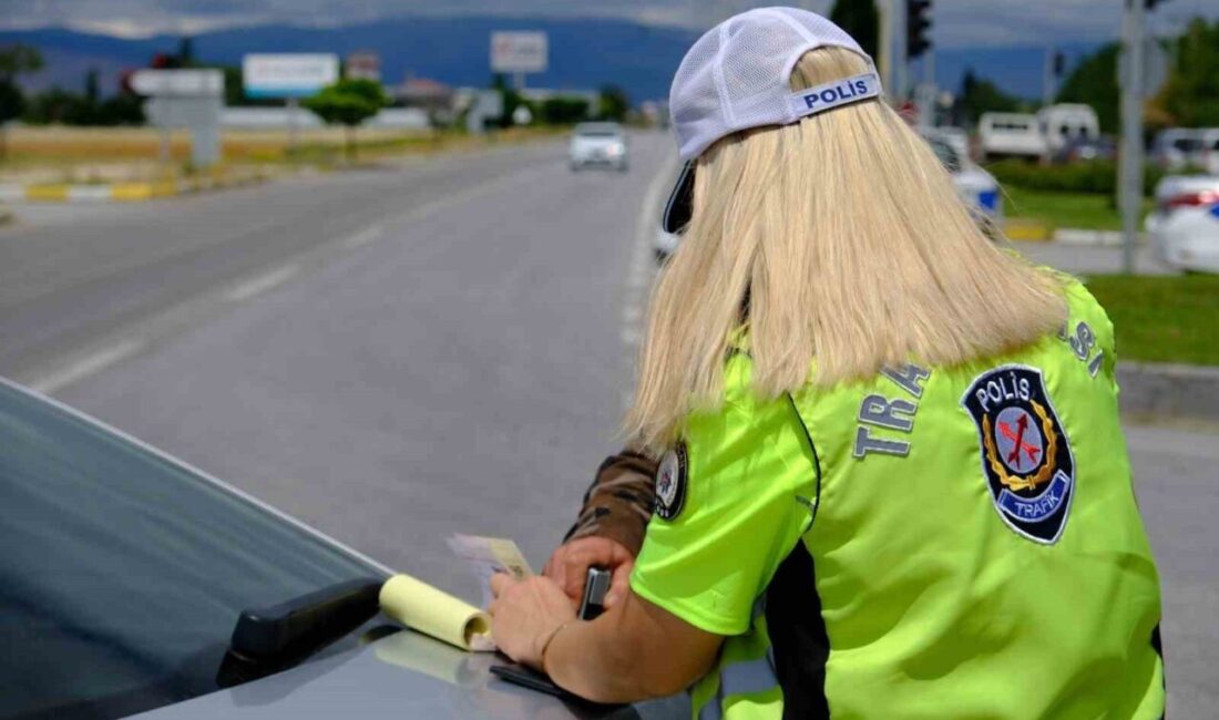 Düzce’de polis ve jandarma ekipleri, trafik kurallarına uymayan sürücülere taviz
