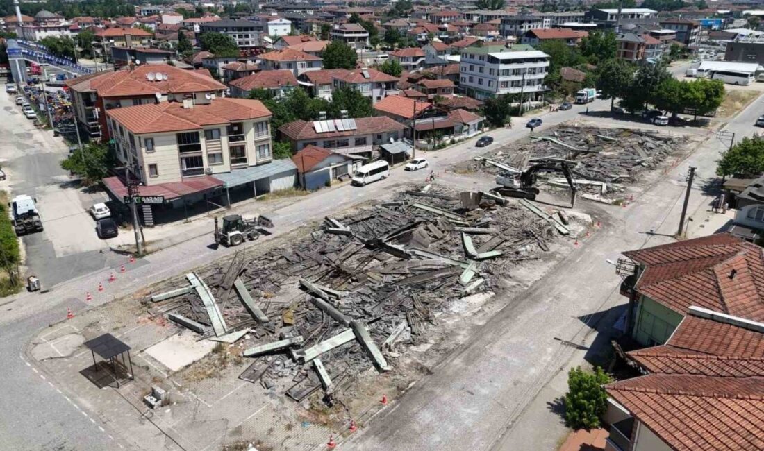 Düzce Belediyesi, kent genelinde risk oluşturan ve artık kullanım süreleri