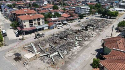 Düzce Belediyesi, kent genelinde risk oluşturan ve artık kullanım süreleri