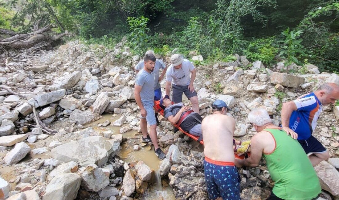 Düzce’nin doğal güzelliklerinden biri olan Harmankaya Şelalesi’nde yaralanan bir turist,
