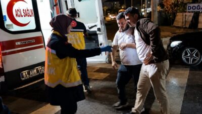 Düzce’de Kavşakta İki Araç Çarpıştı: 5 Yaralı Düzce’de meydana gelen