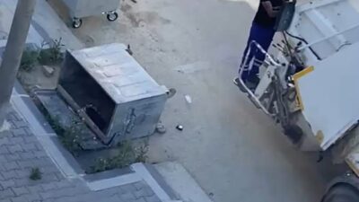 Edirne’de, devrilerek yan yatan bir çöp konteynerinin yaklaşık bir haftadır