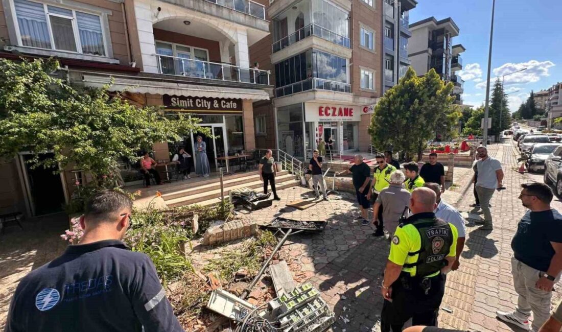 Edirne’de meydana gelen trafik kazasında, freni boşalan bir kamyon, geri
