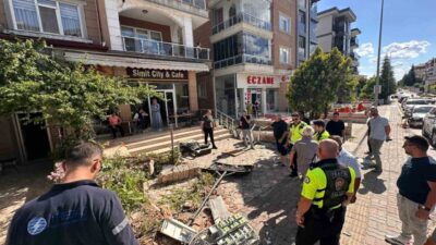 Edirne’de meydana gelen trafik kazasında, freni boşalan bir kamyon, geri