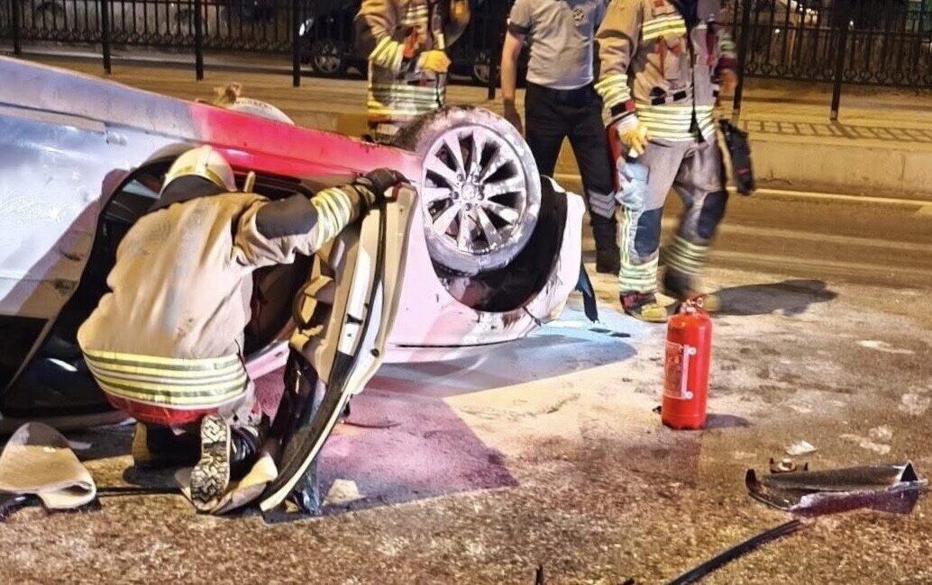 Edirne’de bir otomobil orta refüje çarptıktan sonra ters döndü ve