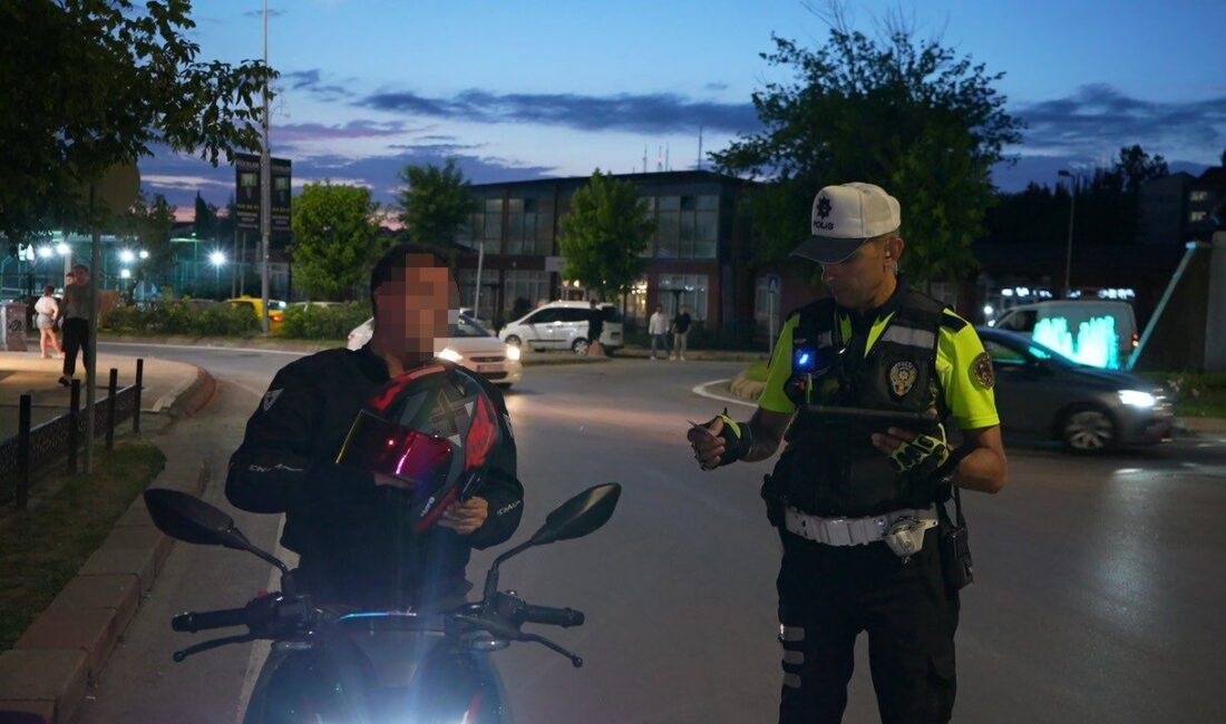 Edirne’de polis ekipleri, trafik ve asayiş denetimlerinde birçok aracı ve