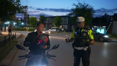 Edirne’de polis ekipleri, trafik ve asayiş denetimlerinde birçok aracı ve