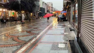 Edirne’de yaşanan şiddetli yağış, günlük yaşamı olumsuz etkiledi. Aniden başlayan