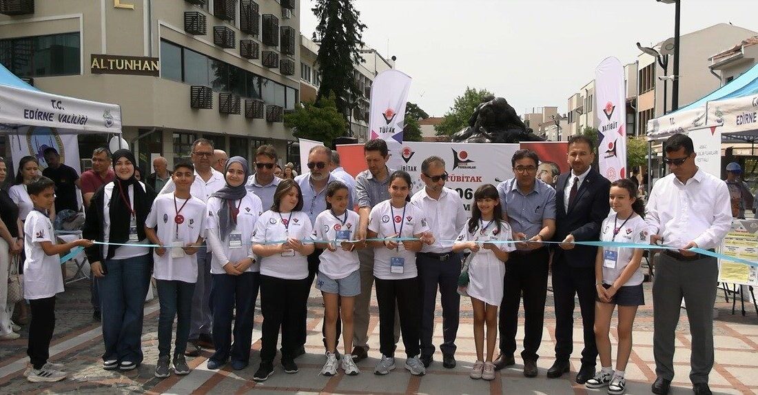 Edirne’de düzenlenen ilk Bilim Fuarları Festivali, öğrencilerin çeşitli projelerini sergilerken,