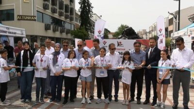 Edirne’de düzenlenen ilk Bilim Fuarları Festivali, öğrencilerin çeşitli projelerini sergilerken,