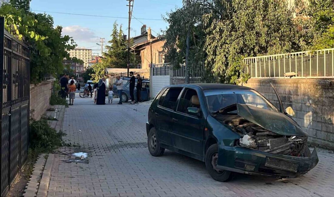 Konya’da meydana gelen trafik kazasında 2 otomobil çarpıştı ve 2’si
