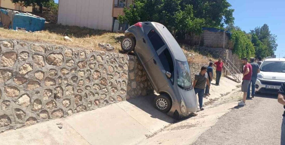 Adıyaman’ın Gölbaşı ilçesinde, el freni çekilmeyen bir otomobilin istinat duvarından