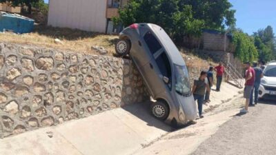 Adıyaman’ın Gölbaşı ilçesinde, el freni çekilmeyen bir otomobilin istinat duvarından