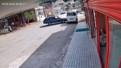 Amasya’nın Merzifon ilçesinde, bir otomobilin el freni çekilmediği için park
