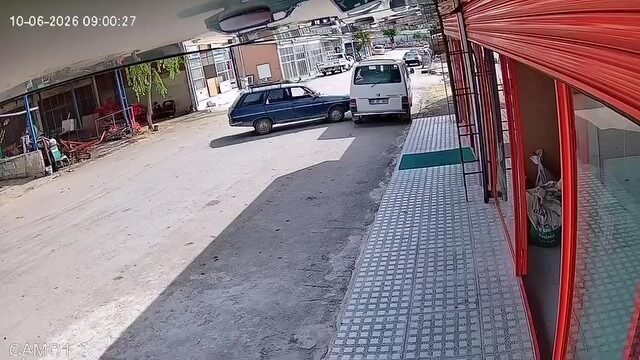 Amasya’nın Merzifon ilçesinde, bir otomobilin el freni çekilmediği için park
