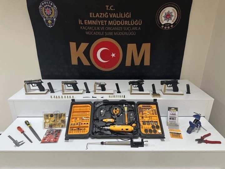Elazığ’da gerçekleştirilen polis operasyonunda, 5 ruhsatsız tabanca ele geçirildi ve