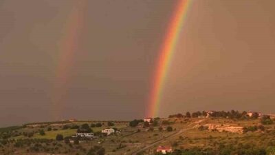 Elazığ’ın Ağın ilçesinde meydana gelen gökkuşakları, muhteşem bir görsel şölen