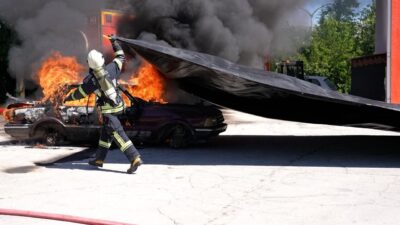 Elazığ Belediyesi İtfaiye Müdürlüğü personele, elektrikli araç yangınlarına müdahale eğitimi