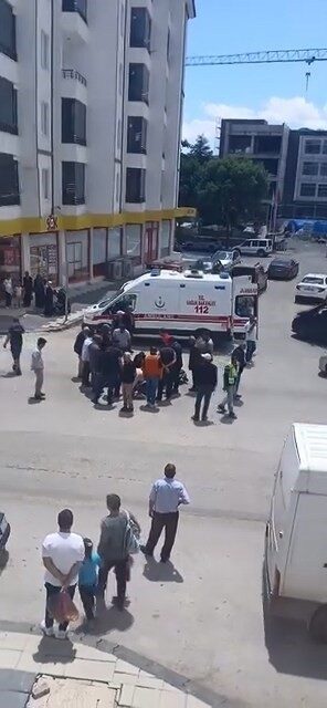 Elazığ’da bir motosiklet sürücüsü direksiyon hakimiyetini kaybederek yoldan çıktı ve