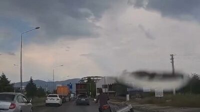 Elazığ’da, bir motosiklet sürücüsünün sepetli motosikletiyle yolculuk yaparken tekeri kaldırarak