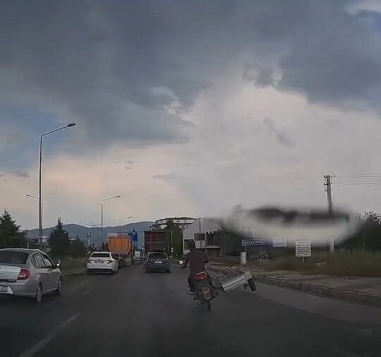 Elazığ’da, bir motosiklet sürücüsünün sepetli motosikletiyle yolculuk yaparken tekeri kaldırarak