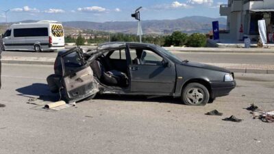 Elazığ’da bir otomobil, sürücüsünün direksiyon kontrolünü kaybetmesi sonucu bir aydınlatma