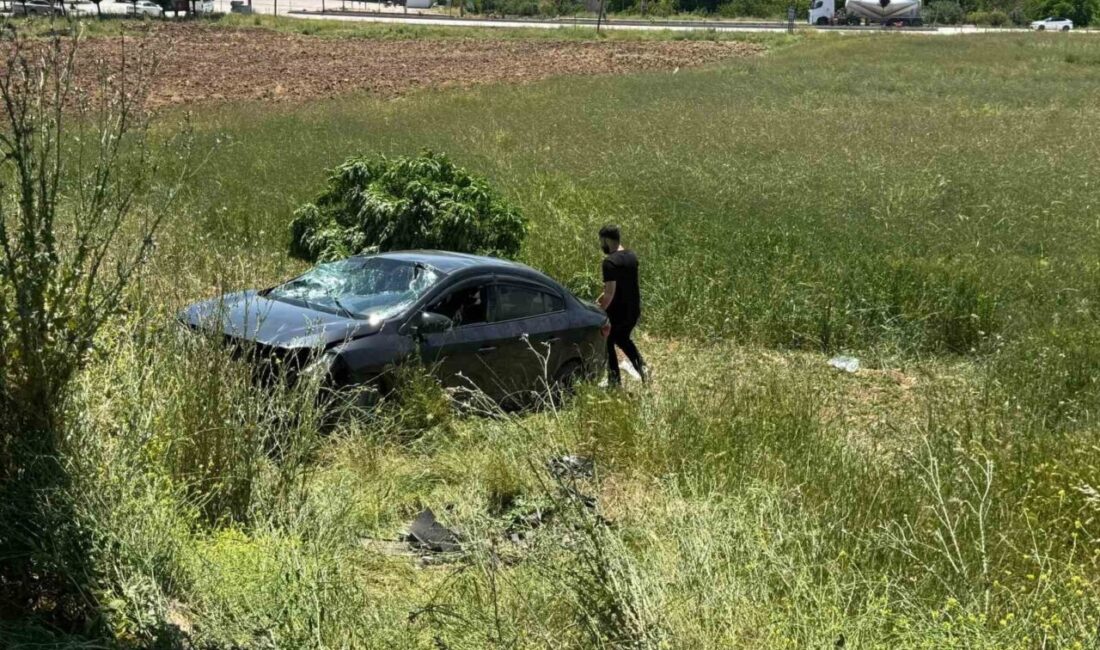 Kovancılar ilçesinde meydana gelen bir trafik kazasında bir aracın tarlaya