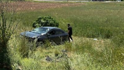 Kovancılar ilçesinde meydana gelen bir trafik kazasında bir aracın tarlaya