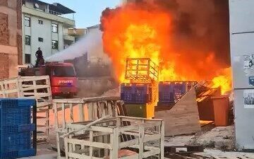 Elazığ’da meydana gelen yangın, paletlerin alev alması sonucu bir binaya