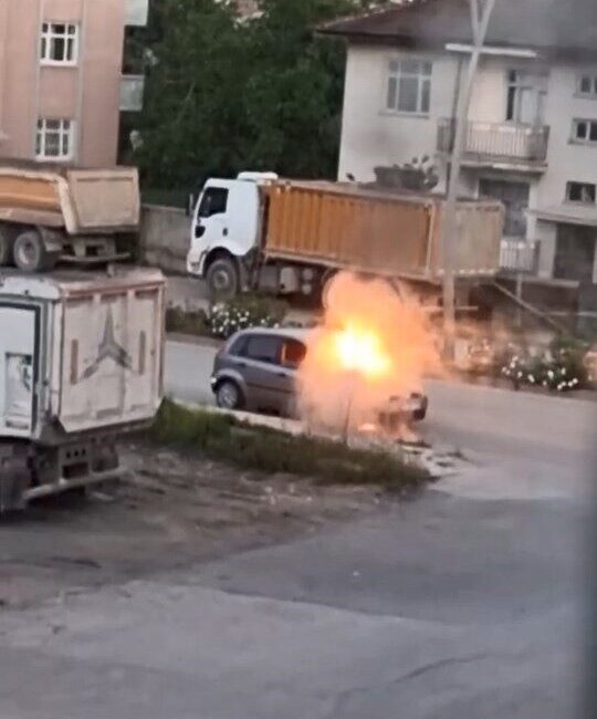 Elazığ’da bir otomobil, Ataşehir Mahallesi Hacı Sadettin Efendi Bulvarı’nda park