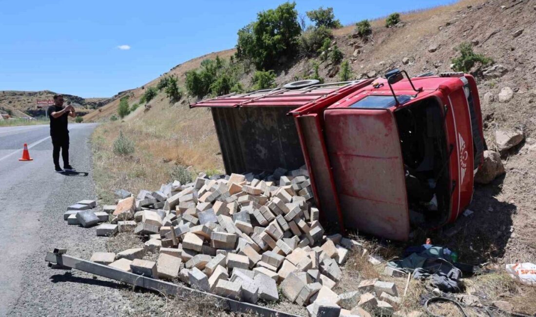 Elazığ-Pertek karayolunda parke taşı yüklü bir kamyonetin devrilmesi sonucu meydana