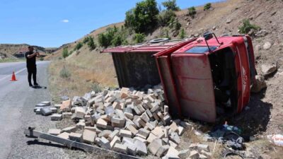 Elazığ-Pertek karayolunda parke taşı yüklü bir kamyonetin devrilmesi sonucu meydana