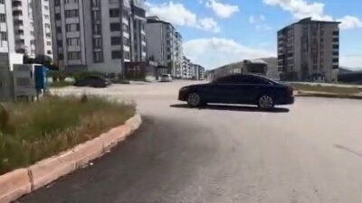 Elazığ’da, kimliği belirsiz bir sürücü, aracının plakasını kapatıp drift yaparak