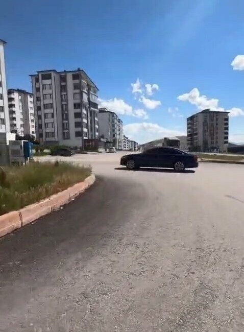 Elazığ’da, kimliği belirsiz bir sürücü, aracının plakasını kapatıp drift yaparak