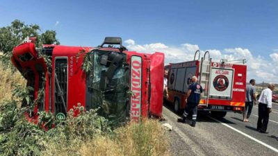 Elazığ’da meydana gelen bir trafik kazasında bir tır devrildi ve