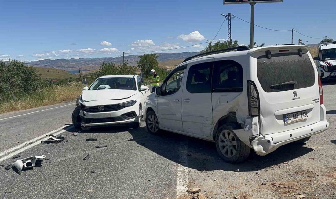 Elazığ’da meydana gelen trafik kazasında hafif ticari araç ile otomobilin