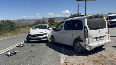 Elazığ’da meydana gelen trafik kazasında hafif ticari araç ile otomobilin