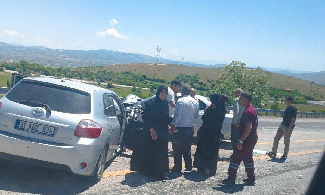 Elazığ’da meydana gelen trafik kazasında, iki otomobil çarpıştı ve 4