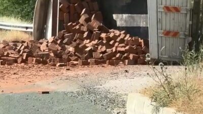 Elazığ’da, tuğla yüklü bir kamyonun kontrolden çıkıp yana devrilmesi sonucu