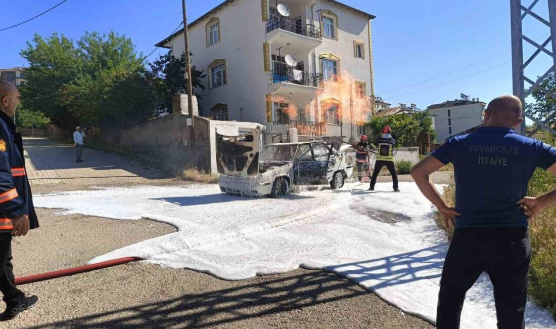 Kovancılar ilçesinde seyir halindeki bir aracın motor kısmından alev aldığı