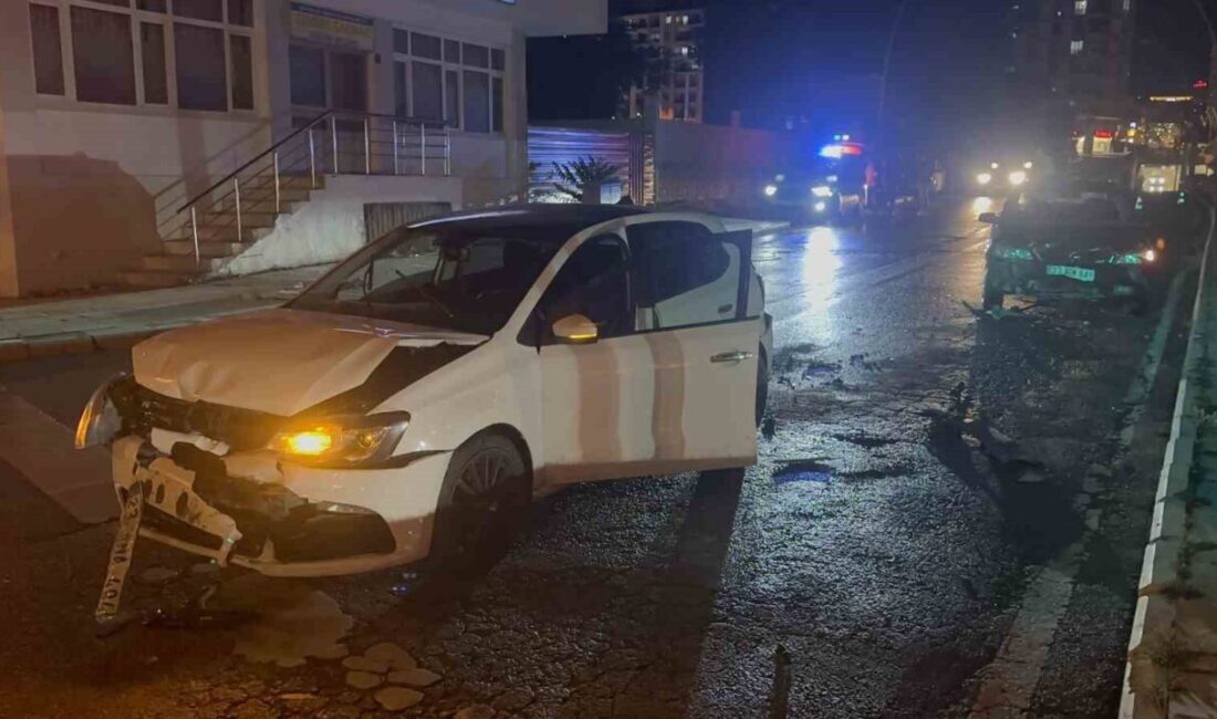 Elazığ’da meydana gelen trafik kazasında üç otomobilin çarpışması sonucunda 3