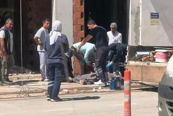 Bir usta, Bursa İnegöl’de devam eden bir inşaat alanında elektrik