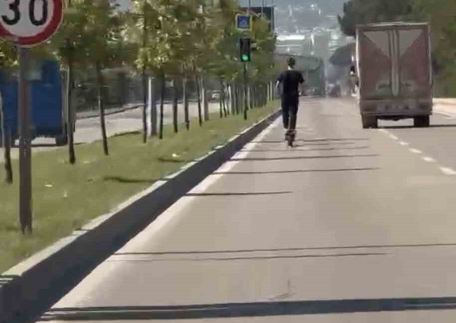Bursa’da, bir cep telefonu kamerasına yansıyan görüntülerde, trafikte tehlikeli bir