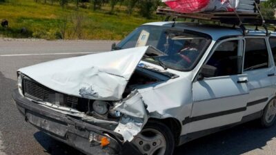 Kütahya’nın Emet-Hisarcık karayolunda meydana gelen trafik kazasında 1’i ağır 2