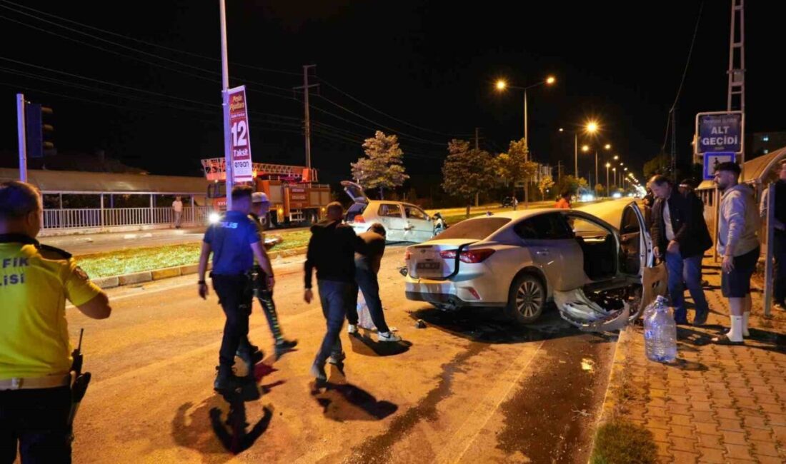 Erzincan’da meydana gelen trafik kazasında 2 otomobilin çarpışması sonucunda 5