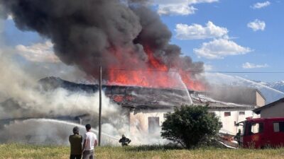 Erzincan’da Işıkpınar Mahallesi’nde bir ikinci el mobilya deposunda meydana gelen