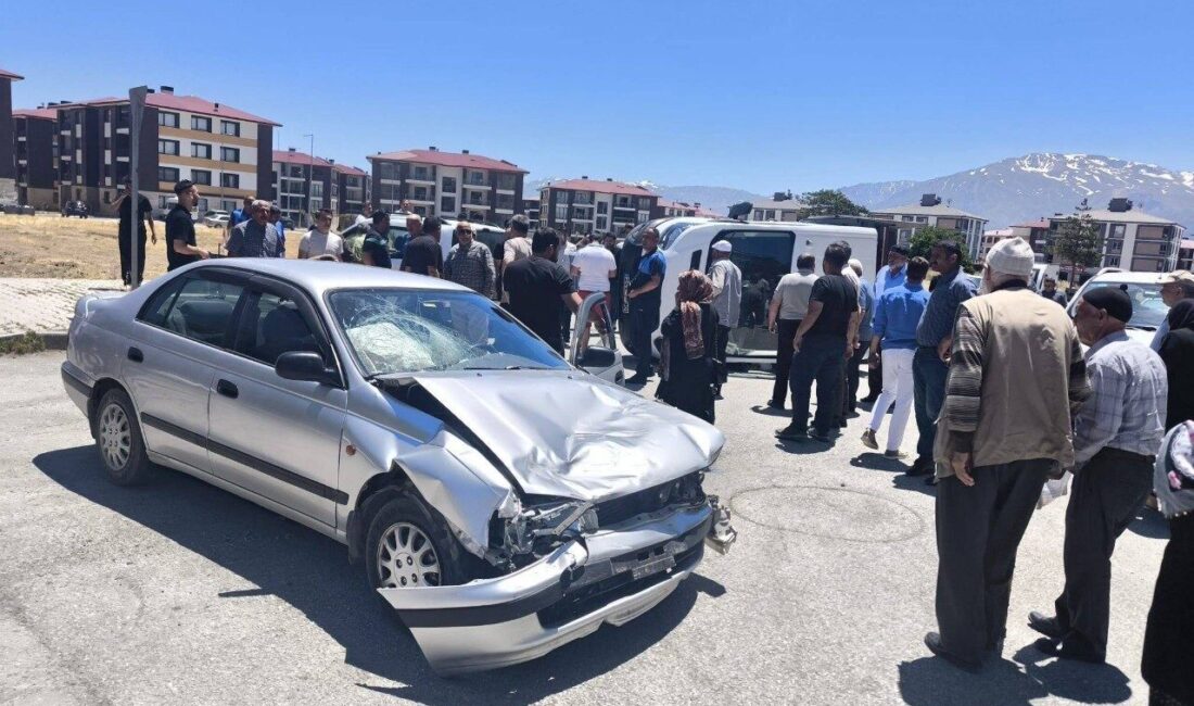 Kızılay Mahallesi’nde meydana gelen trafik kazasında bir kamyonet ile bir
