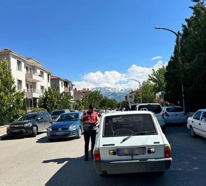 Erzincan İl Emniyet Müdürlüğü ekipleri, öğrencilerin güvenli bir eğitim ortamında