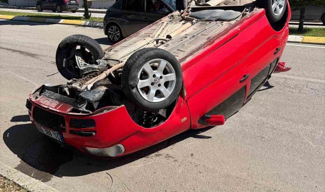 Erzincan’da bir otomobil kontrolden çıkarak takla attı ve sürücüsü yaralandı.