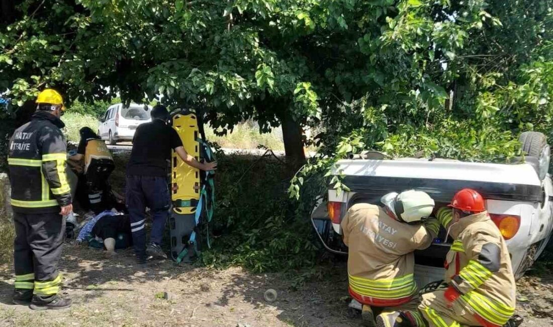Hatay’ın Erzin ilçesinde, sürücüsü direksiyon hakimiyetini kaybederek takla atan ve